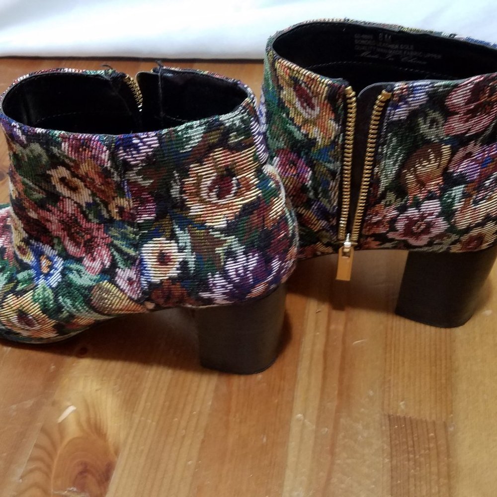 Ankle boots in a floral pattern. Cute. Comfortable. Unique.